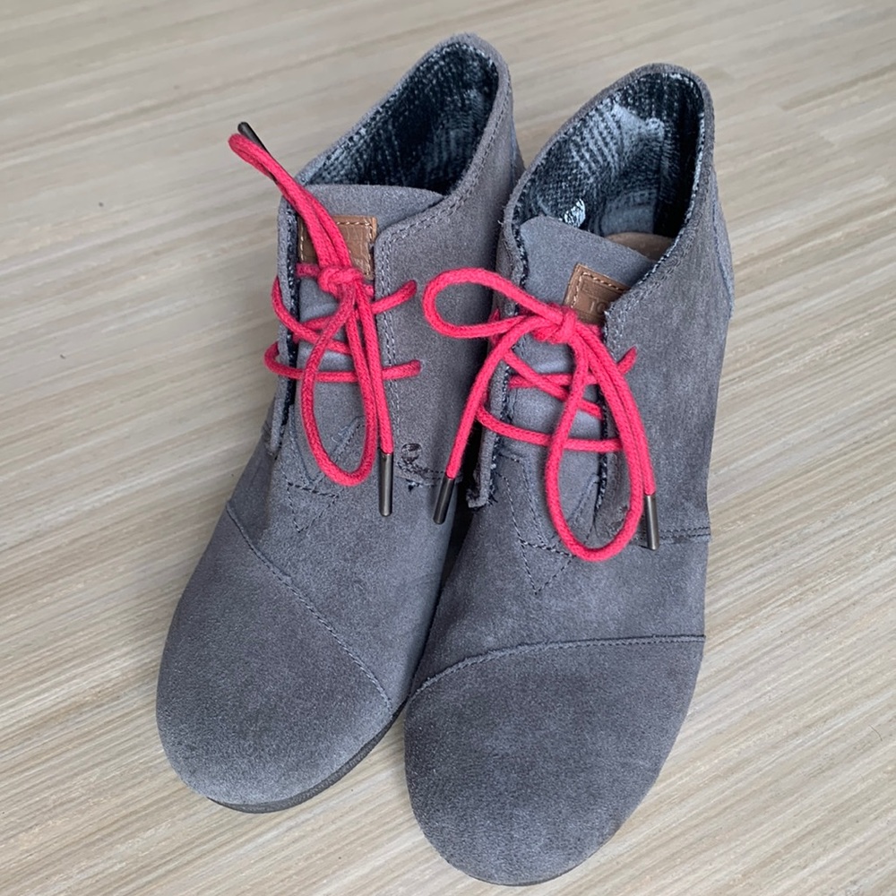 TOMS Desert Wedge Grey with Pink Laces